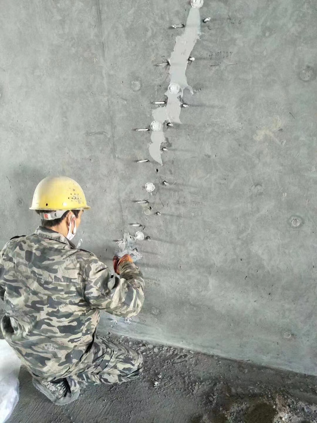 武宁混凝土楼板裂缝加固施工的方案